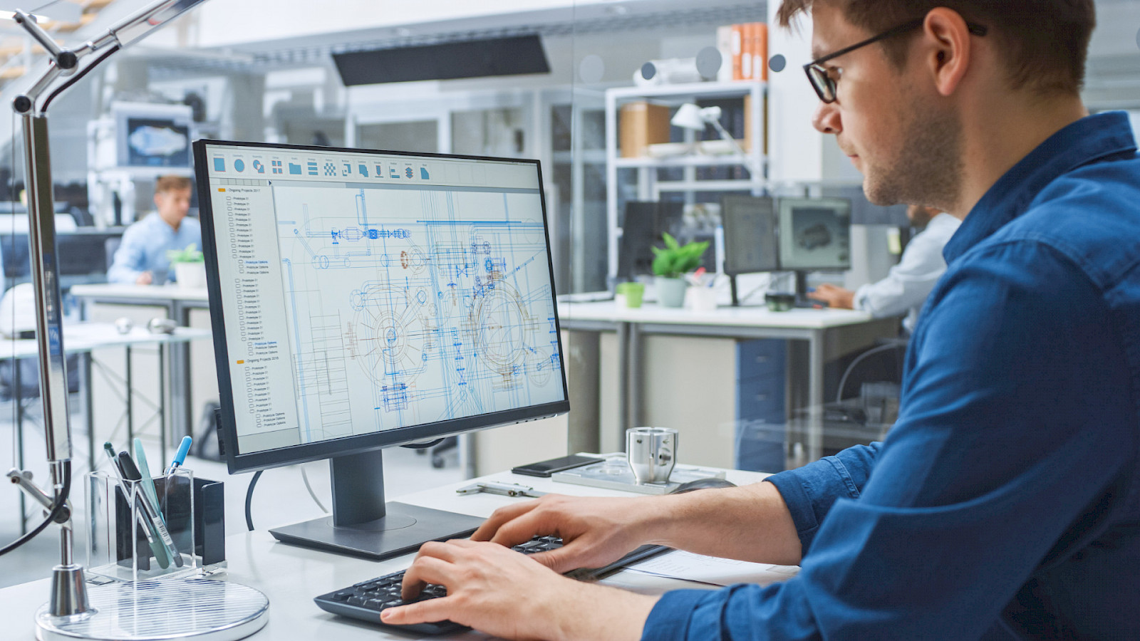 Ingenieur arbeitet an einer technischen CAD-Zeichnung am Computer