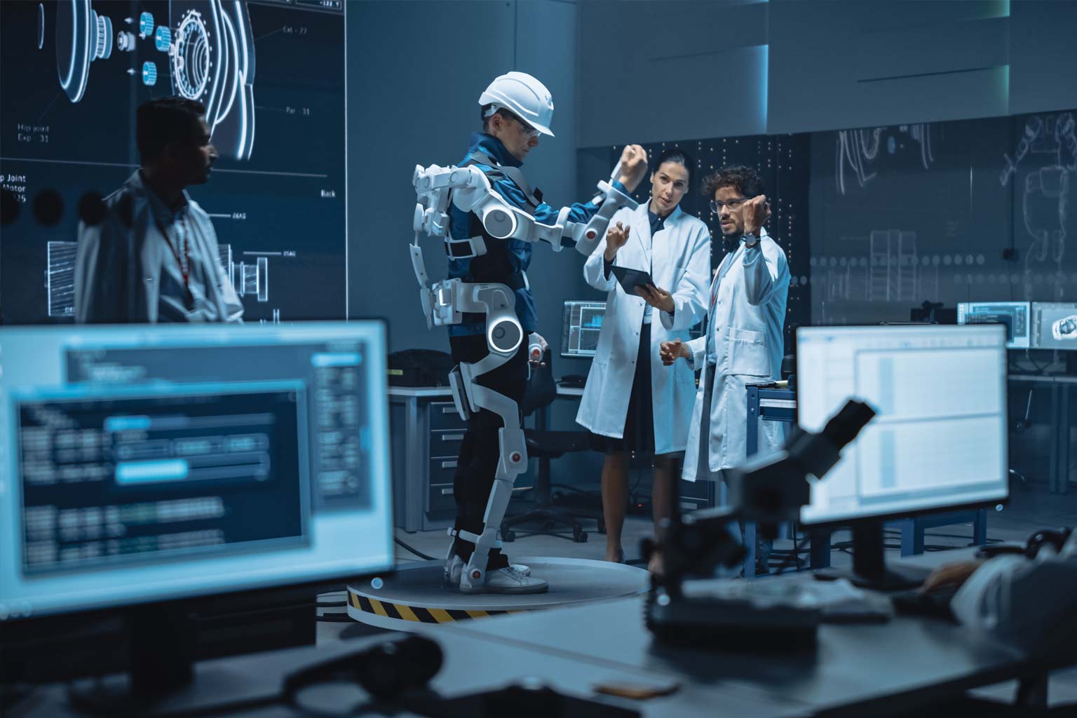 Zwei Ingenieur:innen untersuchen einen Roboter in einem Hightech-Labor (KI-Bild)